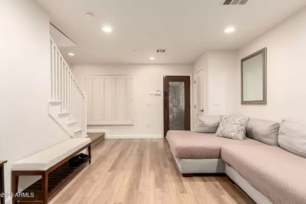 2444 E MONTECITO Avenue, Phoenix, AZ 85016