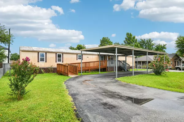 10629 Bois D Arc St, La Porte, TX 77571-9504