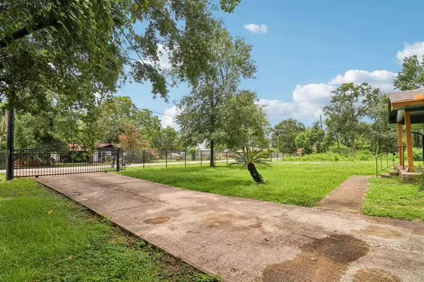 16820 Laurelwood DR, Channelview, TX 77530