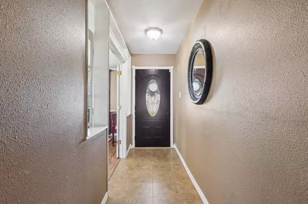 322 E Houston ST, Highlands, TX 77562