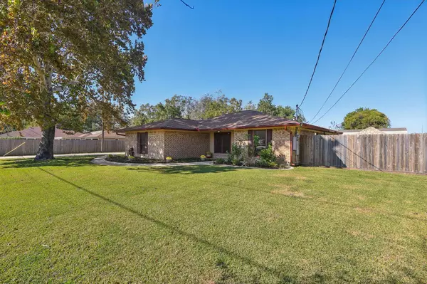 322 E Houston ST, Highlands, TX 77562