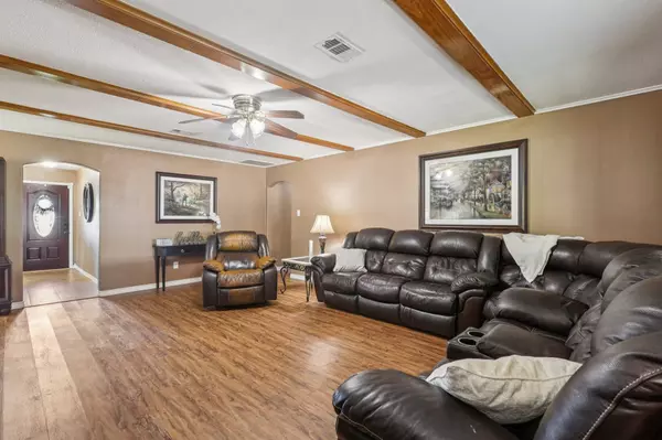 322 E Houston ST, Highlands, TX 77562