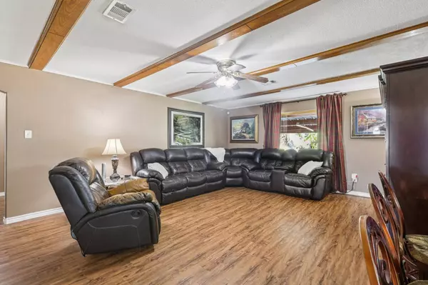 322 E Houston ST, Highlands, TX 77562