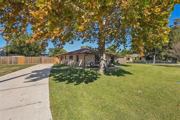 322 E Houston ST, Highlands, TX 77562