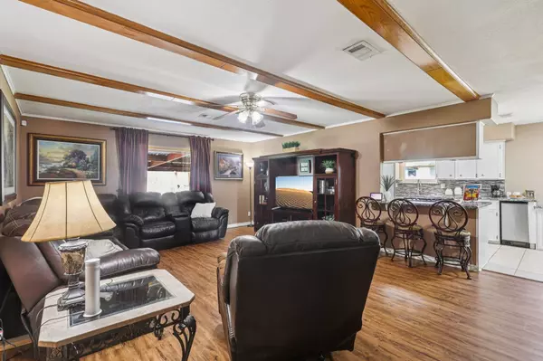 322 E Houston ST, Highlands, TX 77562