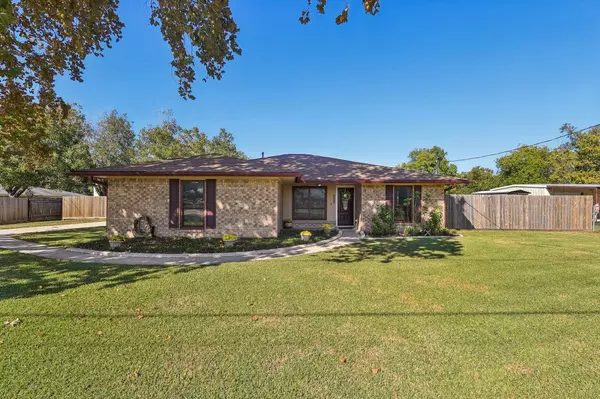 322 E Houston ST, Highlands, TX 77562