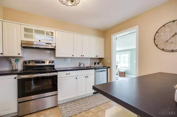 33 Hadley Rd, Greenhills, OH 45218