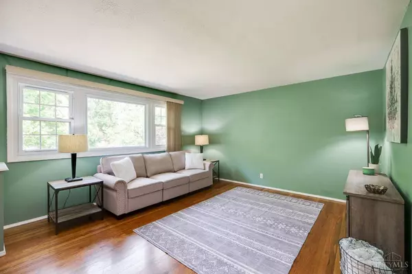 33 Hadley Rd, Greenhills, OH 45218