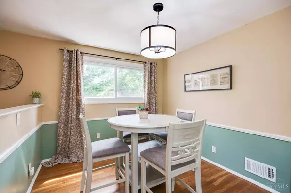 33 Hadley Rd, Greenhills, OH 45218