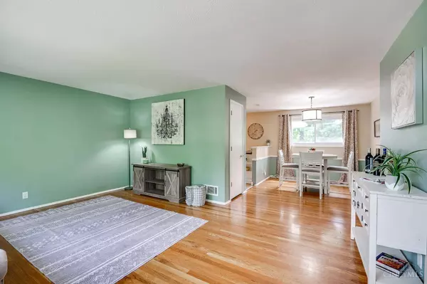 33 Hadley Rd, Greenhills, OH 45218