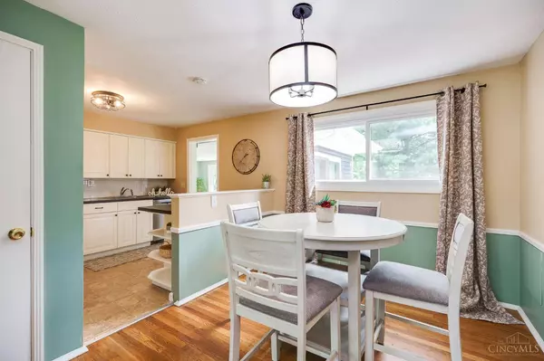 33 Hadley Rd, Greenhills, OH 45218