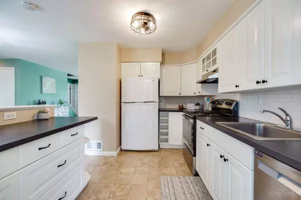 33 Hadley Rd, Greenhills, OH 45218