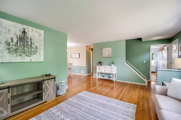 33 Hadley Rd, Greenhills, OH 45218