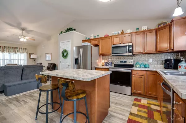 20 E Persimmon Dr, Hamilton, OH 45013