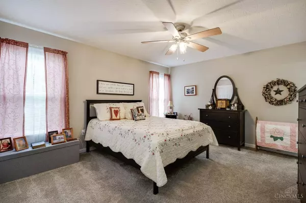 20 E Persimmon Dr, Hamilton, OH 45013