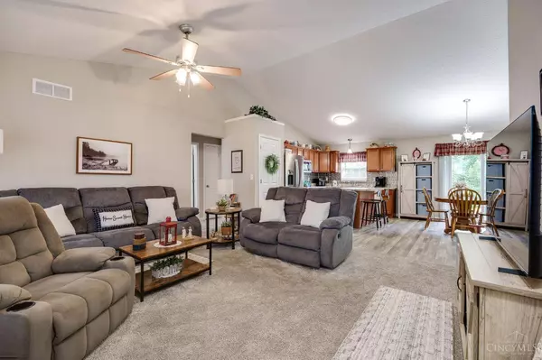 20 E Persimmon Dr, Hamilton, OH 45013