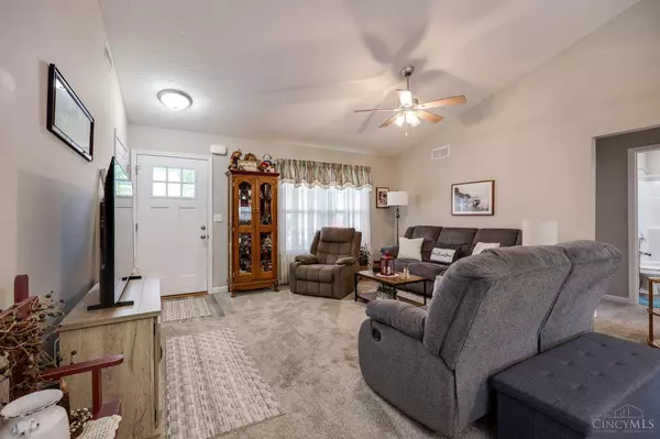 20 E Persimmon Dr, Hamilton, OH 45013