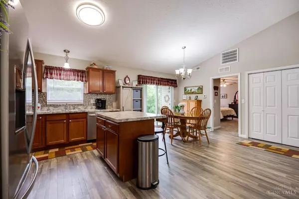 20 E Persimmon Dr, Hamilton, OH 45013