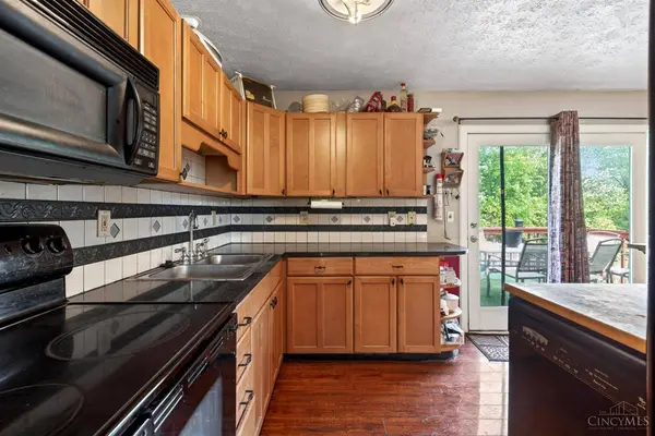 9946 Greenriver Dr, Cincinnati, OH 45231