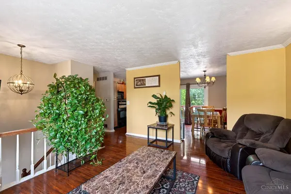 9946 Greenriver Dr, Cincinnati, OH 45231