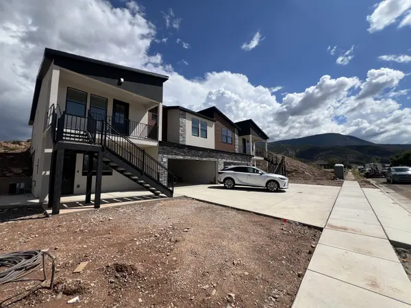 🏡 Dual-income property in Cedar City! 5 bed, 4 bath, dual living areas + STR zoning w/proven income. 1 mi from SUU, near Zion & Brian Head. Live in one, rent the other!  https://treasuredproperties.com/d8rdrx44 #UtahHomes #PassiveIncome #CedarCityRealEstate 