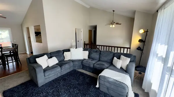 529 White Birch RD, Lindenhurst, IL 60046