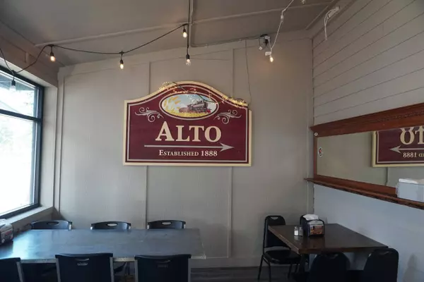 6064 Linfield SE Avenue, Alto, MI 49302