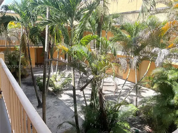 17901 NW 68th Ave #T207, Hialeah, FL 33015