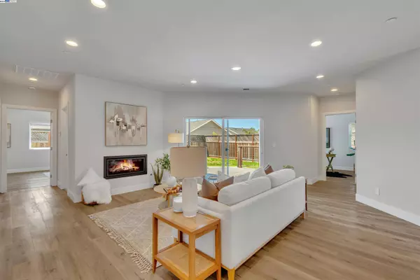 3626 Hemlock Ct, Santa Rosa, CA 95403