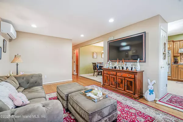 125 Laconia AVE, Staten Island, NY 10305