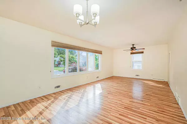 374 Tysens LN, Staten Island, NY 10306