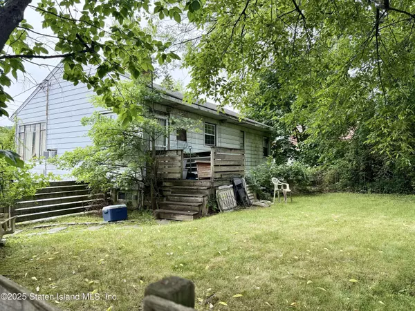 949 Todt Hill RD, Staten Island, NY 10304