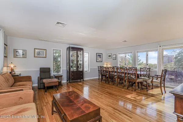 20 Signal Hill RD, Staten Island, NY 10301