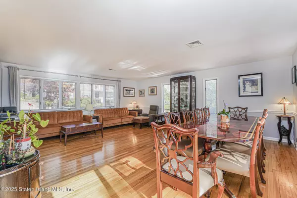 20 Signal Hill RD, Staten Island, NY 10301