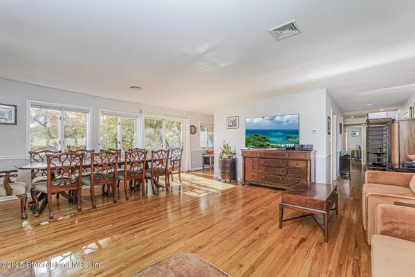 20 Signal Hill RD, Staten Island, NY 10301