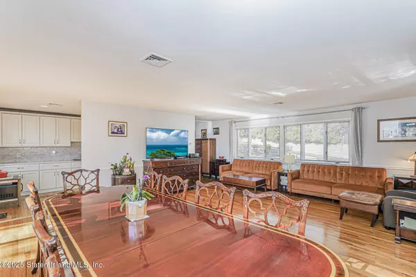 20 Signal Hill RD, Staten Island, NY 10301