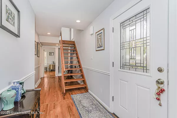 20 Signal Hill RD, Staten Island, NY 10301