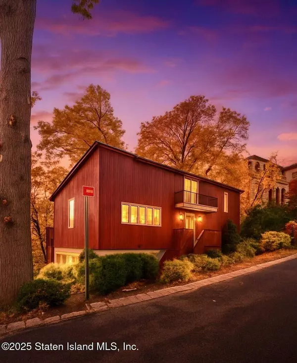 20 Signal Hill RD, Staten Island, NY 10301