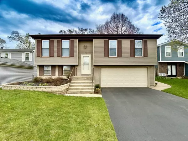 765 Woodside DR, Roselle, IL 60172