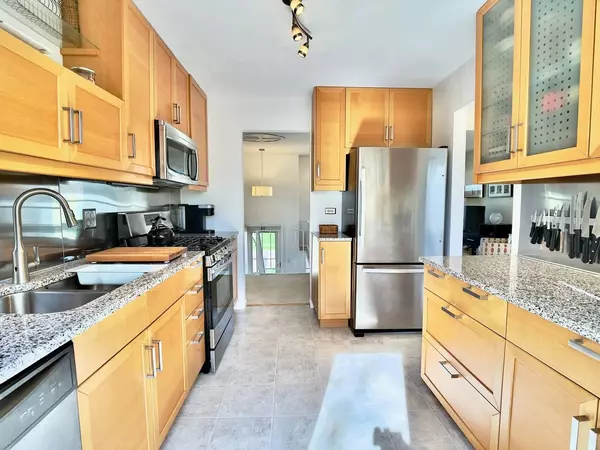 765 Woodside DR, Roselle, IL 60172