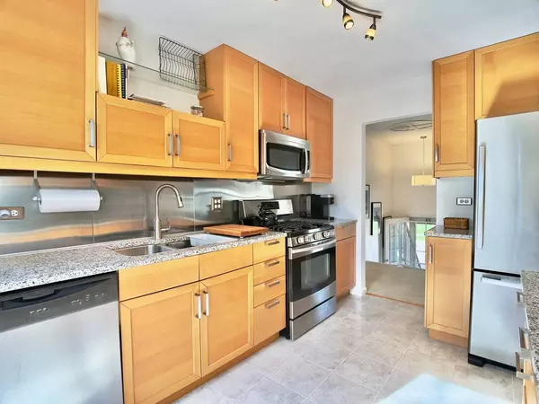 765 Woodside DR, Roselle, IL 60172