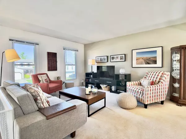 765 Woodside DR, Roselle, IL 60172