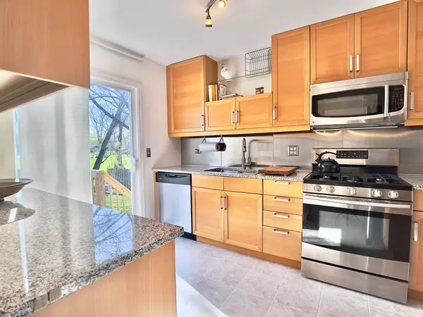 765 Woodside DR, Roselle, IL 60172