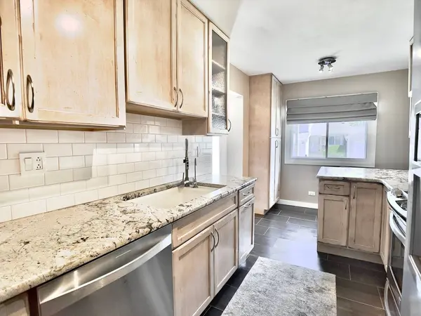 652 Claridge CIR, Hoffman Estates, IL 60169