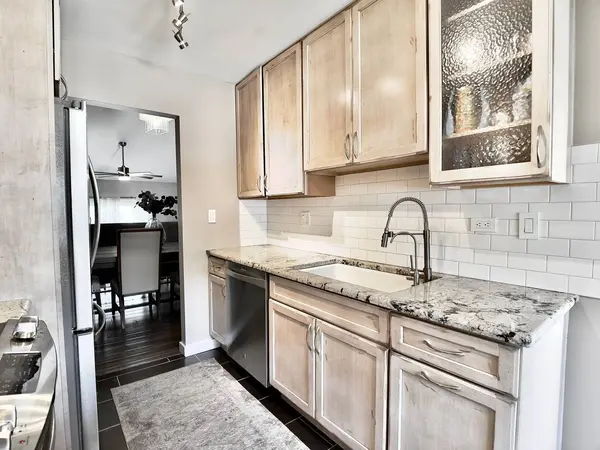 652 Claridge CIR, Hoffman Estates, IL 60169