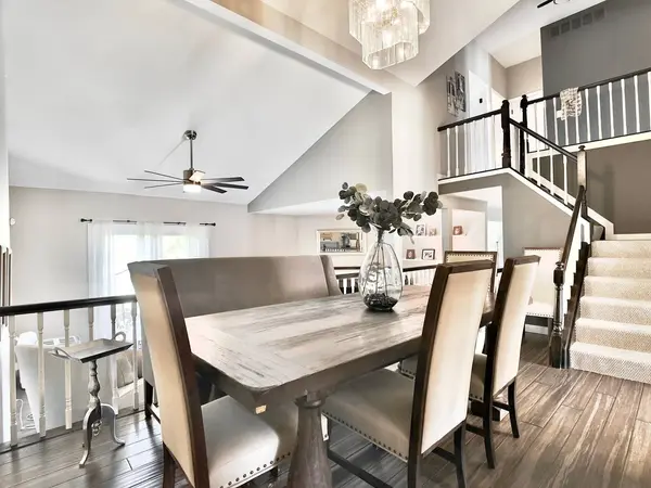 652 Claridge CIR, Hoffman Estates, IL 60169