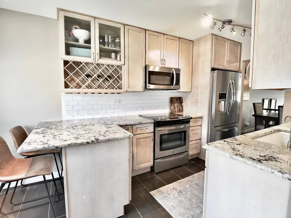 652 Claridge CIR, Hoffman Estates, IL 60169