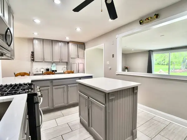 9113 Elm CIR, Hickory Hills, IL 60457