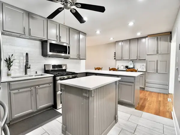 9113 Elm CIR, Hickory Hills, IL 60457