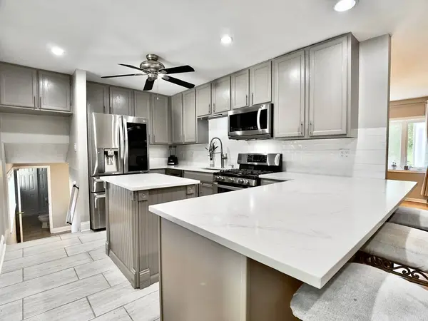 9113 Elm CIR, Hickory Hills, IL 60457